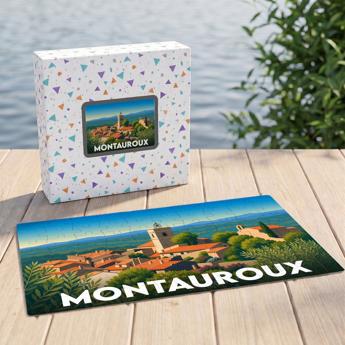 Puzzle souvenir de la ville de Montauroux avec une illustration stylisée et colorée du village.