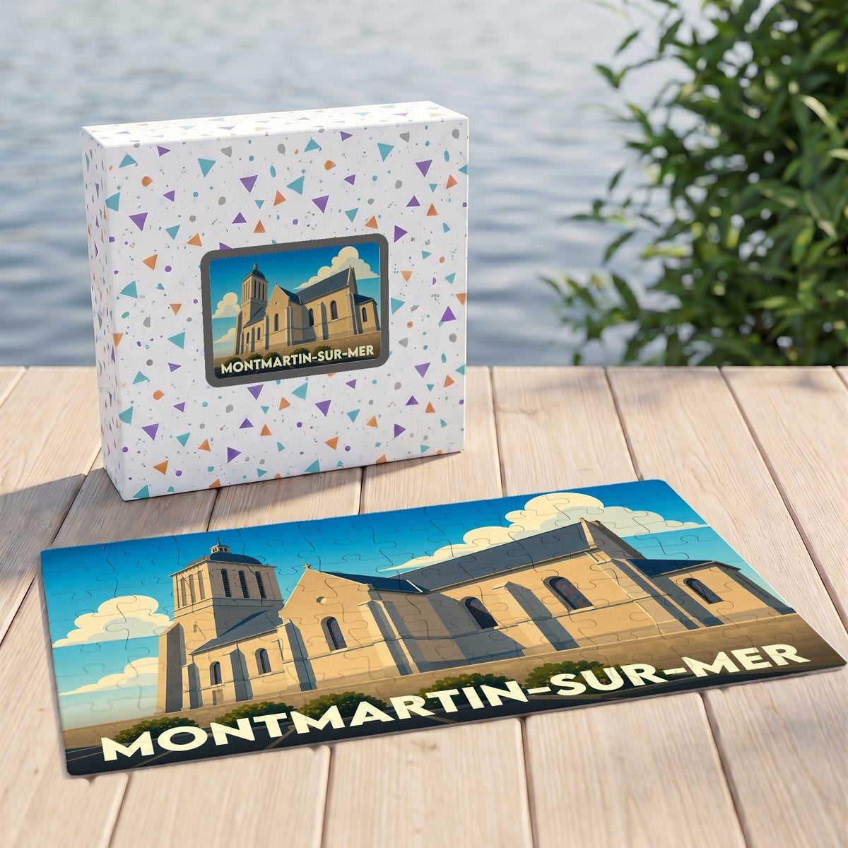 Puzzle souvenir de Montmartin-sur-Mer avec une illustration stylisée de son église, présenté à côté de sa boîte.