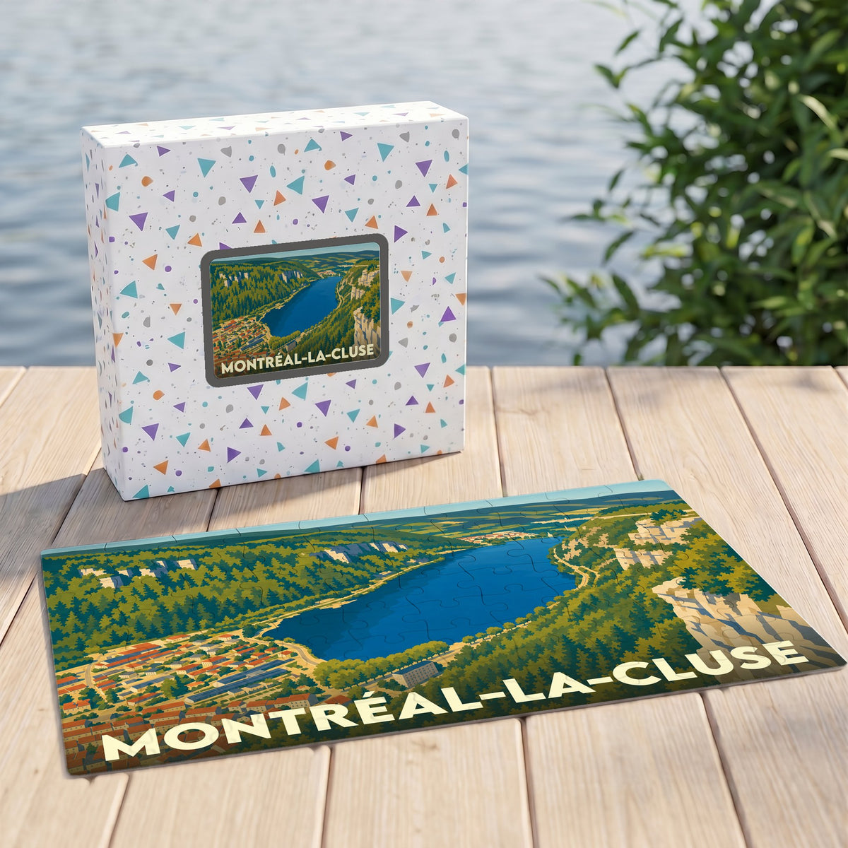 Puzzle souvenir de la ville de Montréal-la-Cluse avec une illustration panoramique stylisée du lac et de ses environs.