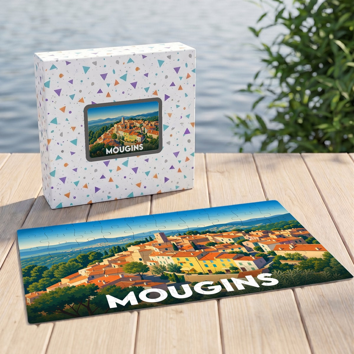 Puzzle souvenir de la ville de Mougins illustrant un paysage de village provençal avec sa boîte assortie.