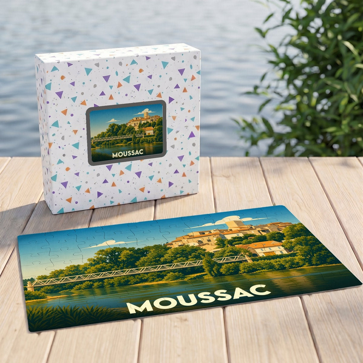 Puzzle souvenir de la ville de Moussac avec une illustration stylisée d'un pont et du village au bord de l'eau.