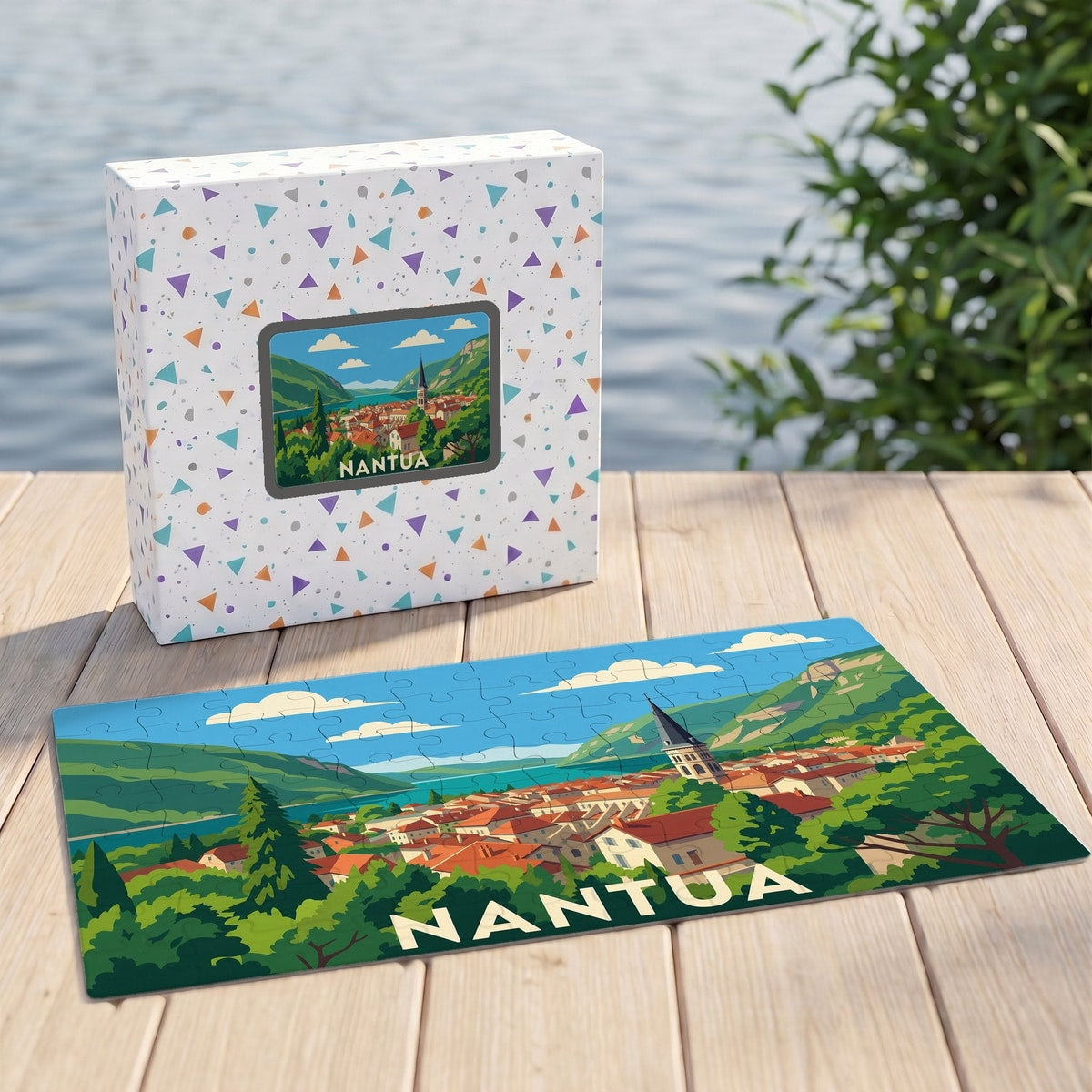 Puzzle souvenir de la ville de Nantua avec une illustration stylisée d'un paysage urbain et montagneux au bord de l'eau.