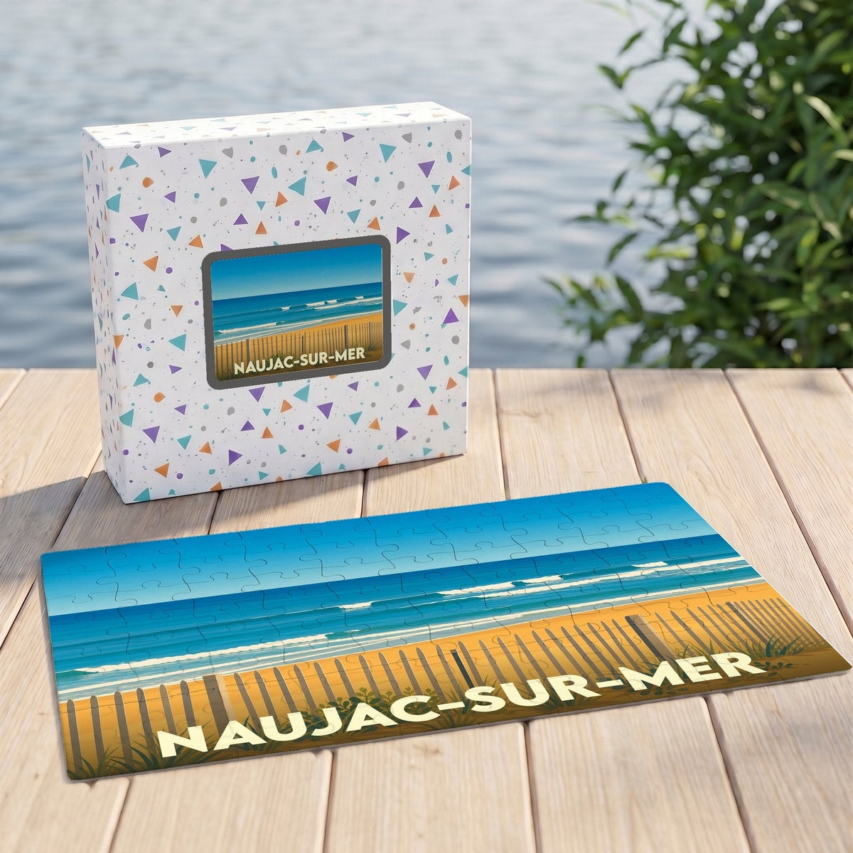 Puzzle souvenir de la ville de Naujac-sur-Mer avec une illustration stylisée de la plage et ses ganivelles.
