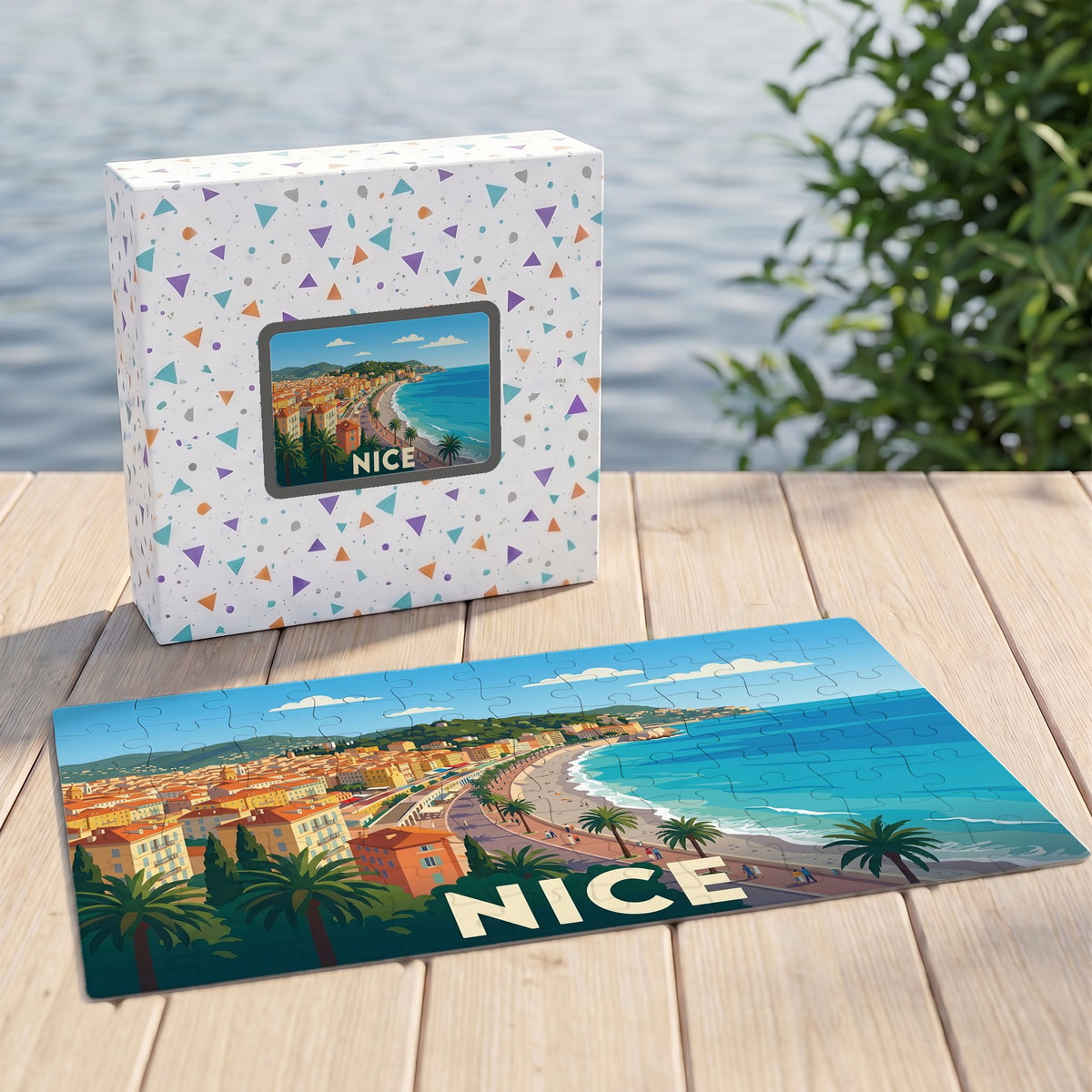 Puzzle souvenir de la ville de Nice avec une illustration stylisée de sa côte méditerranéenne.