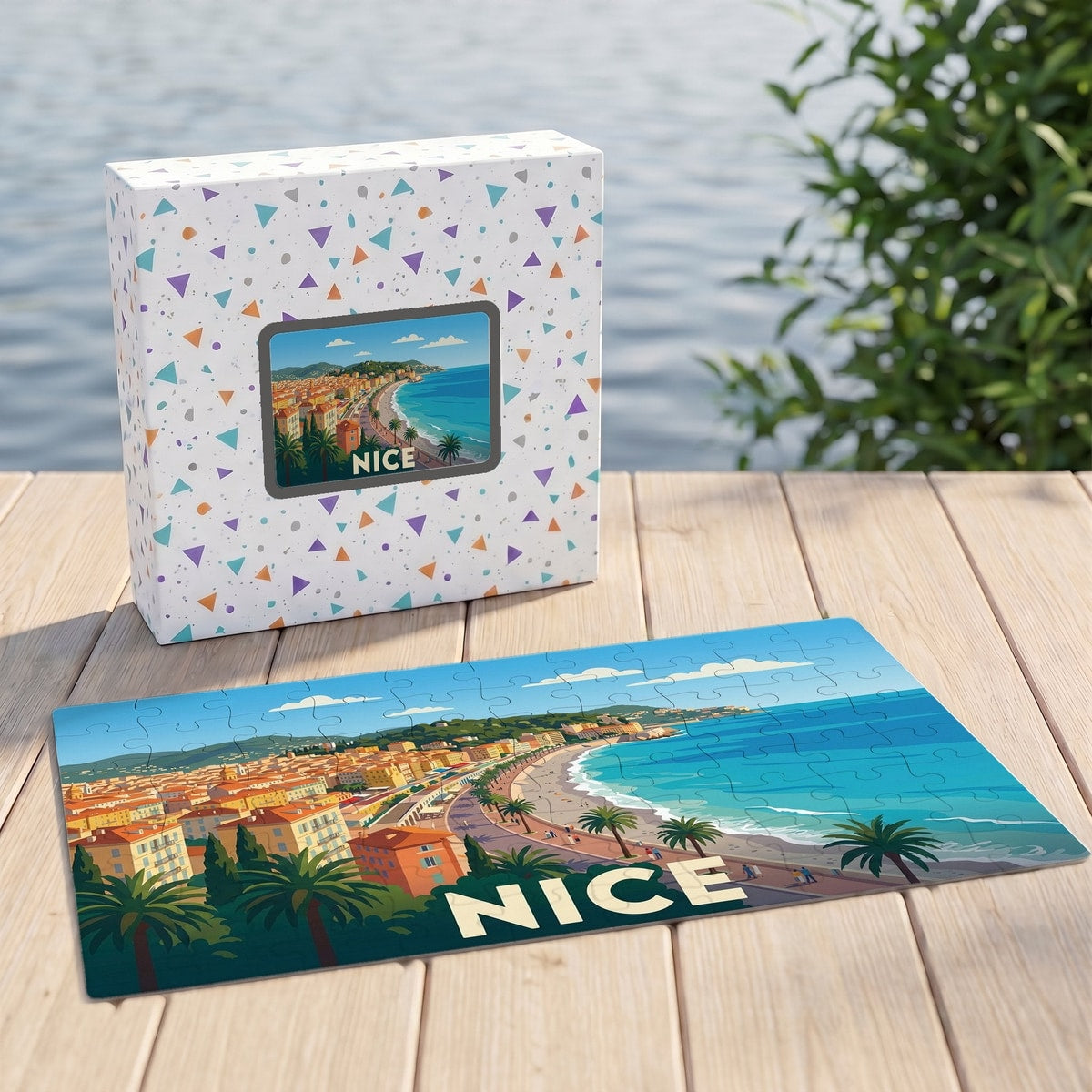 Puzzle souvenir de la ville de Nice avec une illustration stylisée de sa côte méditerranéenne.