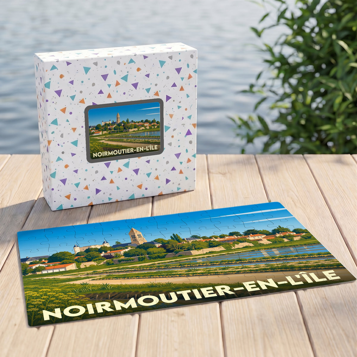 Puzzle souvenir de la ville de Noirmoutier-en-l'Île avec une illustration stylisée de son paysage littoral.