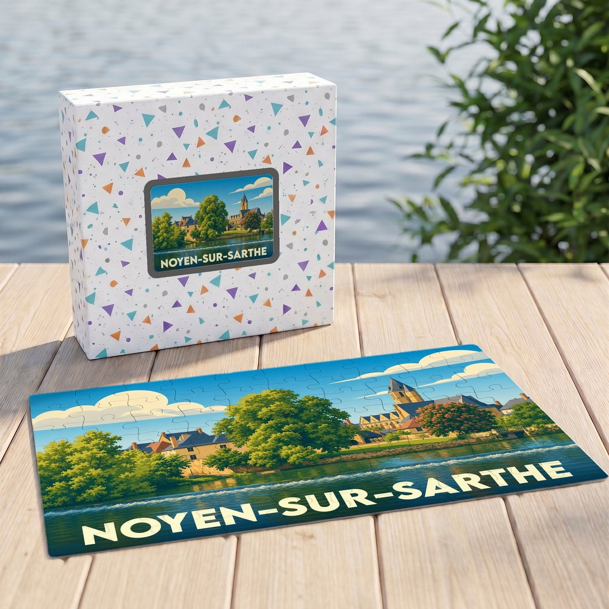 Puzzle souvenir de la ville de Noyen-sur-Sarthe avec une illustration stylisée d'un paysage fluvial.