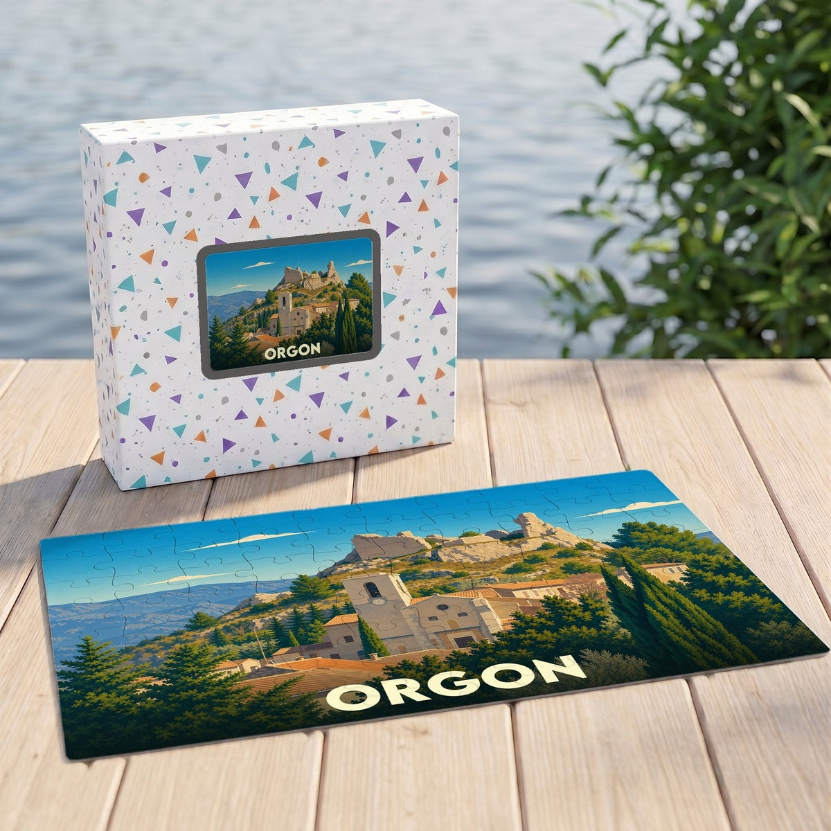 Puzzle souvenir de la ville d'Orgon avec une illustration stylisée de son église et de ses collines.