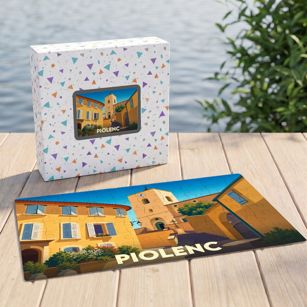 Puzzle souvenir de la ville de Piolenc avec une illustration stylisée d'une place ensoleillée.