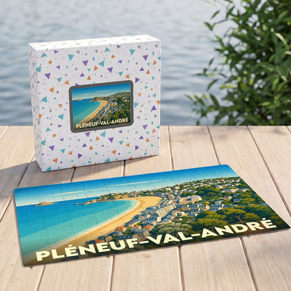Puzzle souvenir de la ville de Pléneuf-Val-André avec son coffret assorti illustrant une vue aérienne stylisée de la côte.