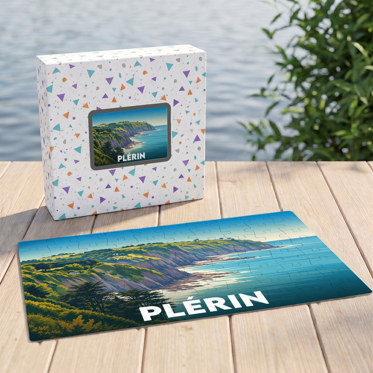 Puzzle souvenir de la ville de Plérin illustrant un paysage côtier escarpé dans un style graphique épuré.
