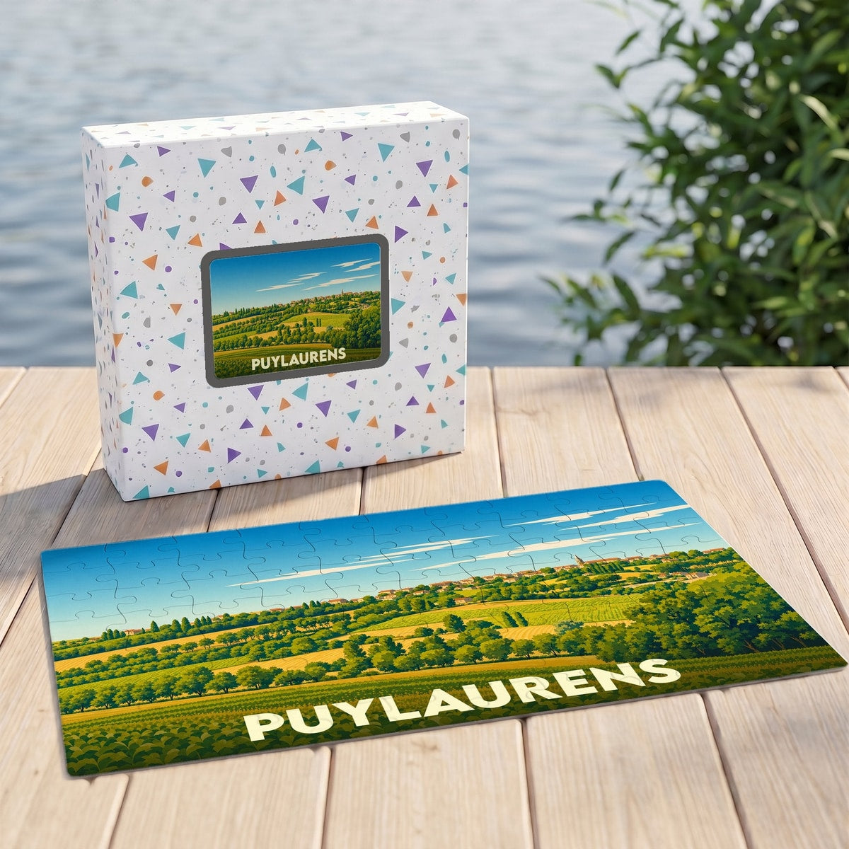 Puzzle souvenir de la ville de Puylaurens avec une illustration stylisée de son paysage vallonné.