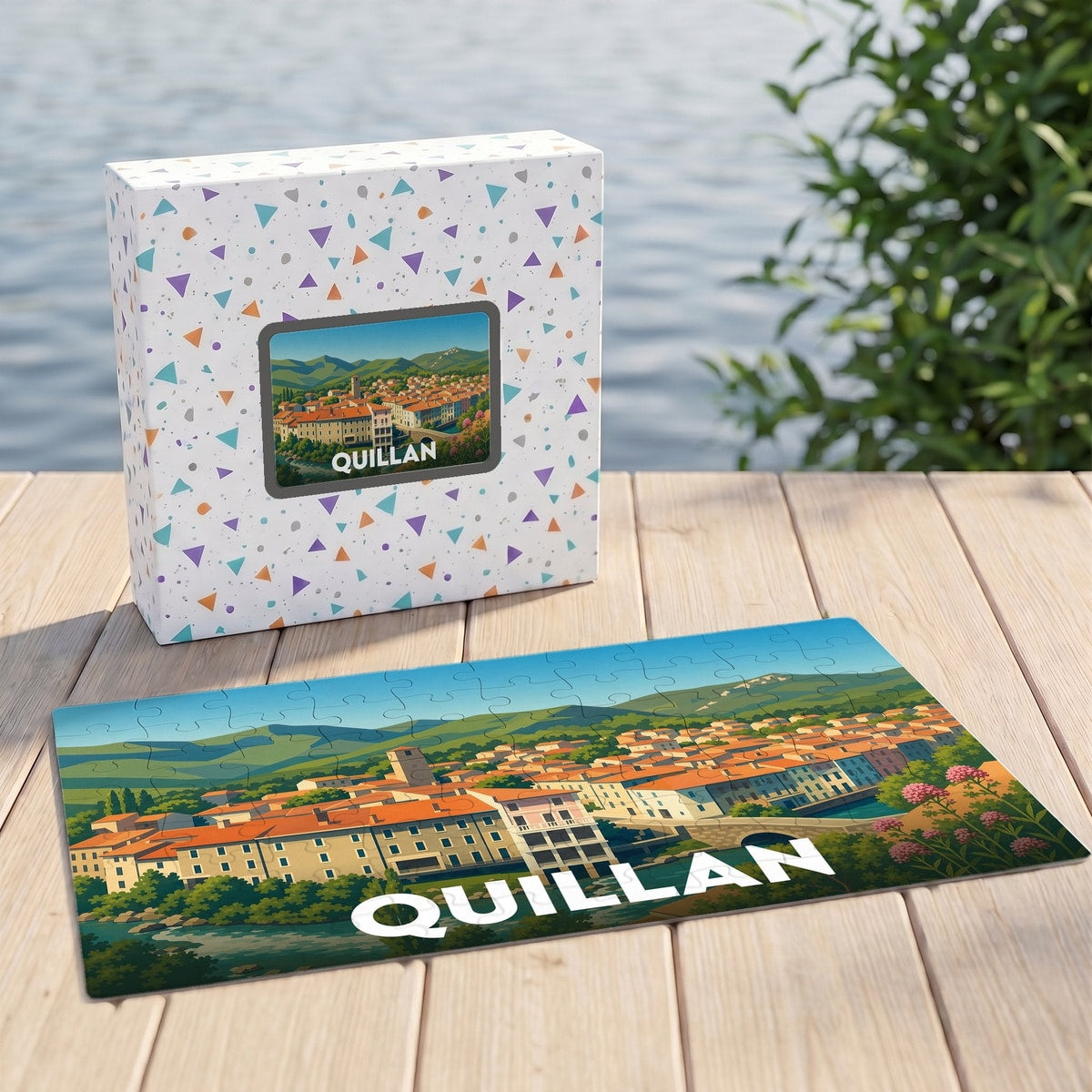 Puzzle souvenir de la ville de Quillan avec une illustration panoramique stylisée sur sa boîte assortie.