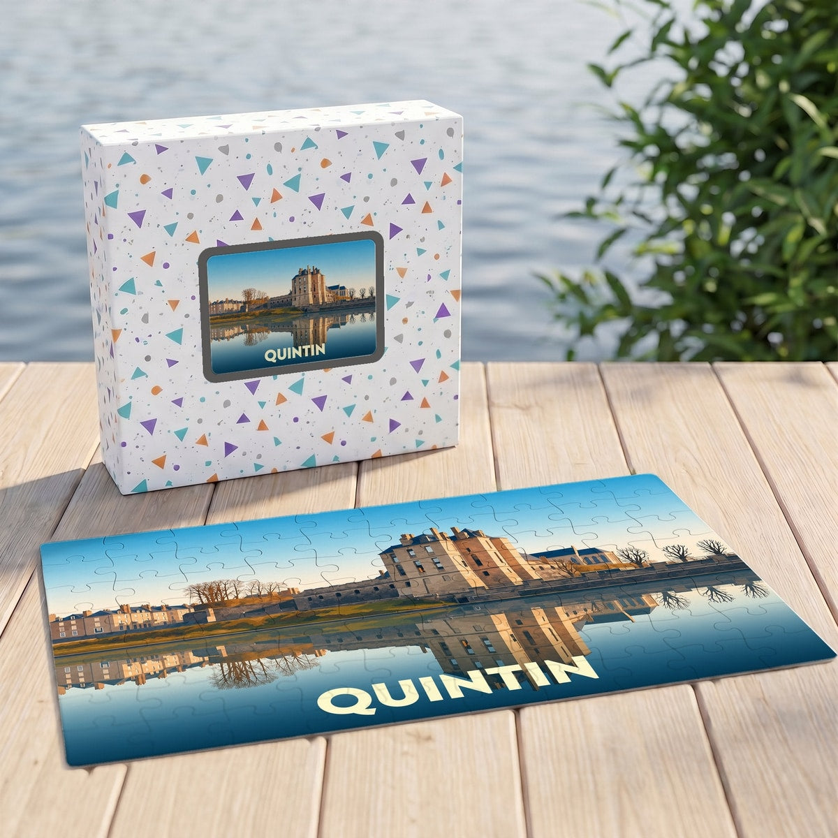 Puzzle souvenir de la ville de Quintin représentant son château se reflétant dans l'eau.