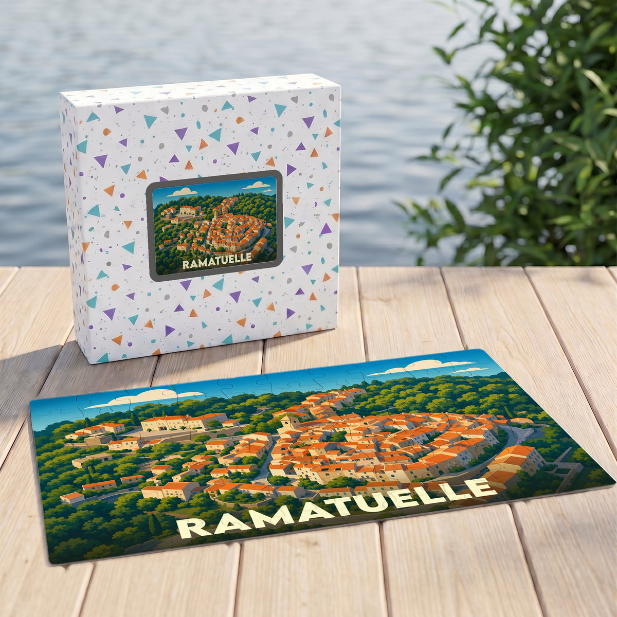 Puzzle souvenir de la ville de Ramatuelle avec une illustration stylisée d'un village provençal.
