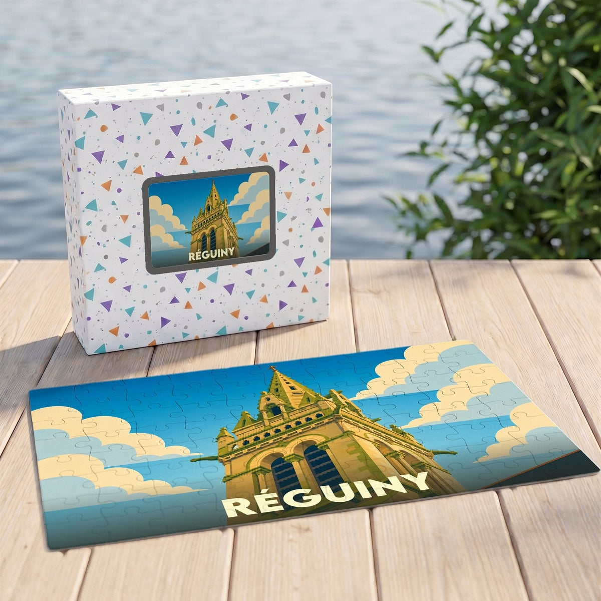 Puzzle souvenir de la ville de Réguiny illustrant une église stylisée sous un ciel nuageux.