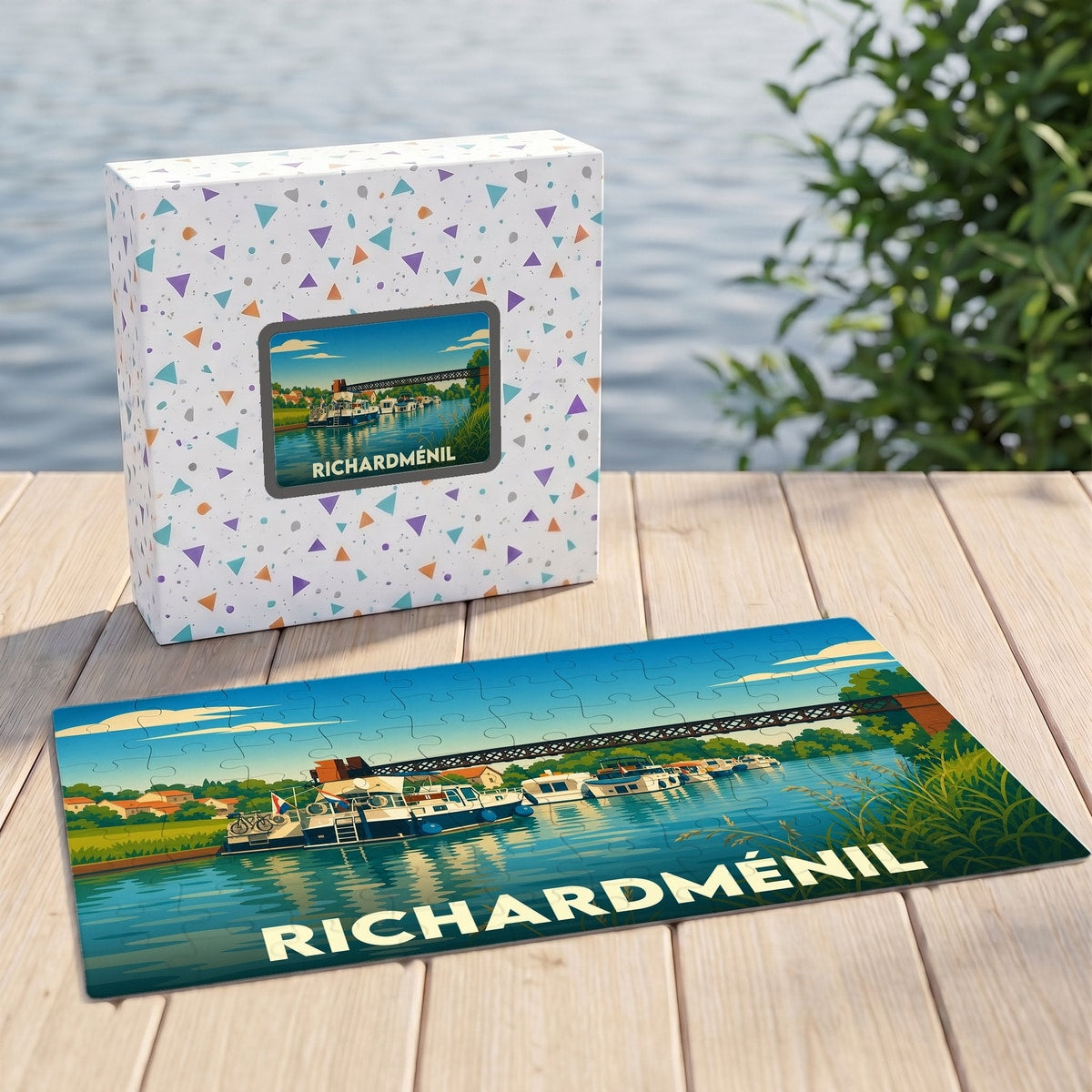 Puzzle souvenir de la ville de Richardménil avec une illustration stylisée d'un canal et de ses bateaux.