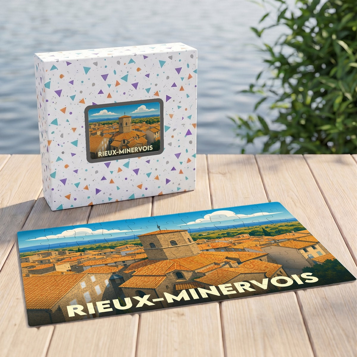 Puzzle souvenir de la ville de Rieux-Minervois avec son coffret assorti présentant une illustration stylisée des toits occitans.