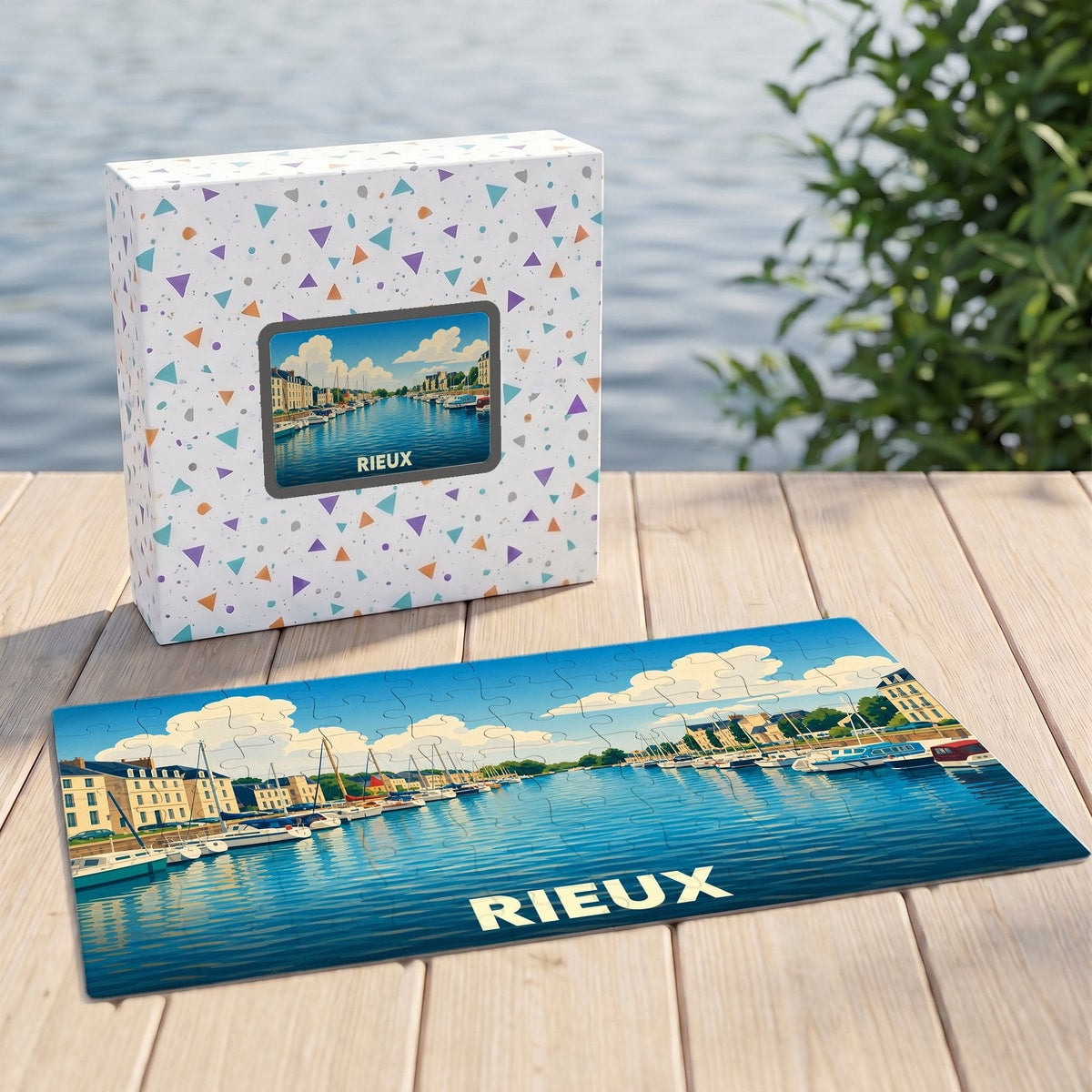 Puzzle souvenir de la ville de Rieux illustrant son port de plaisance dans un style graphique épuré.