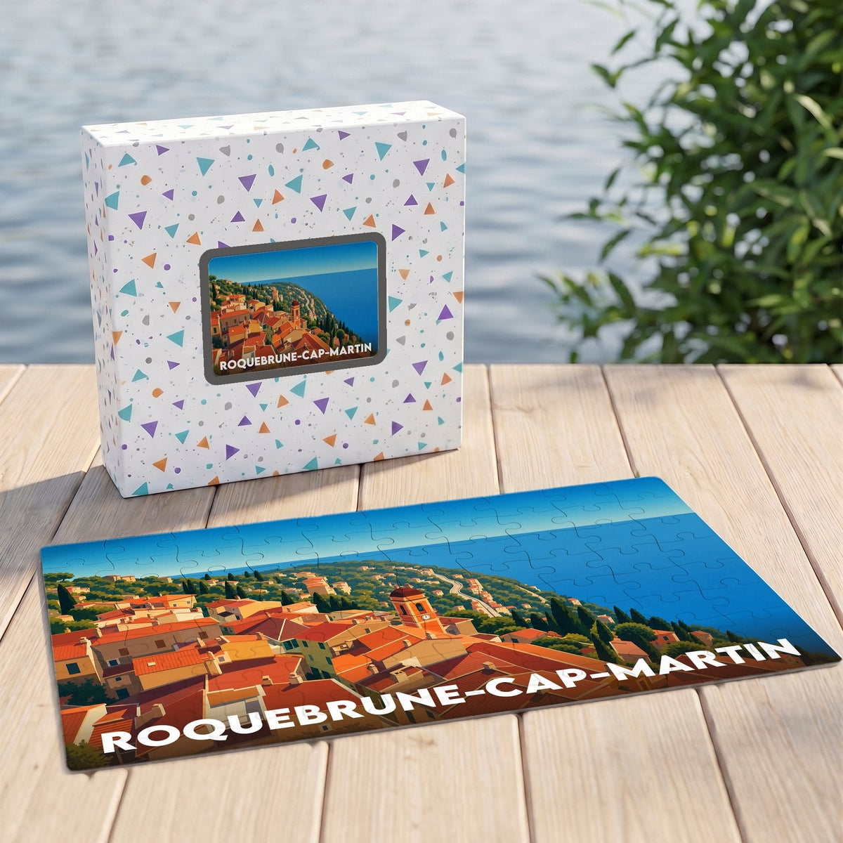 Puzzle souvenir de la ville de Roquebrune-Cap-Martin avec une illustration panoramique stylisée.
