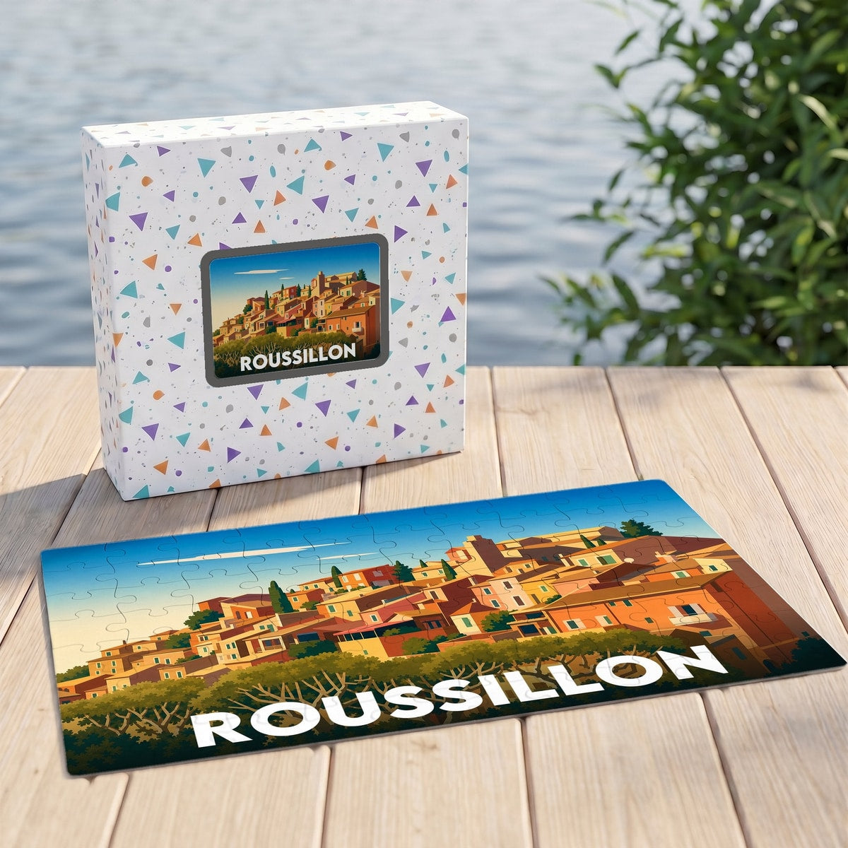 Puzzle souvenir de la ville de Roussillon illustrant son village ocrier sur un plateau en bois.