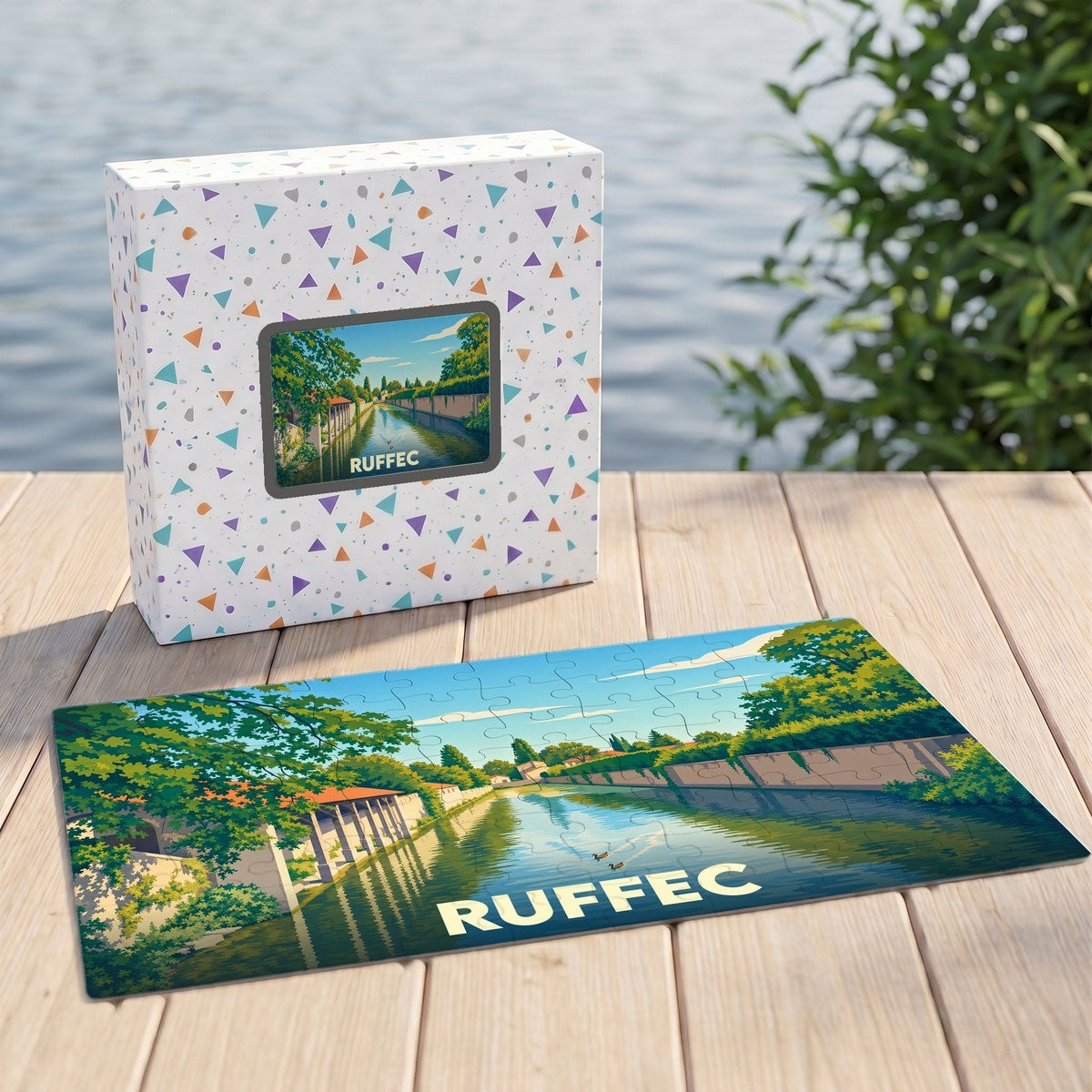 Puzzle souvenir de la ville de Ruffec illustrant un canal bordé de verdure.