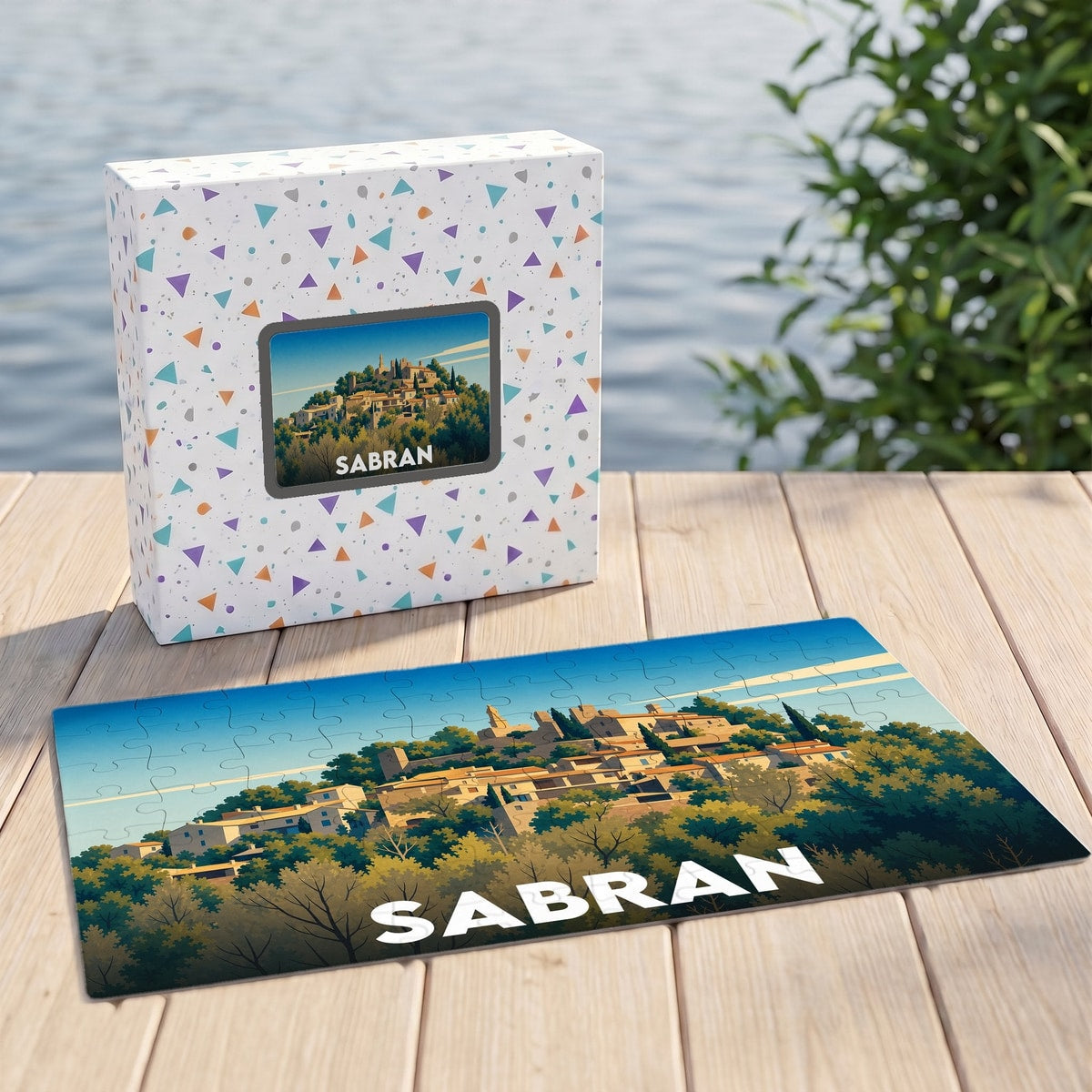 Puzzle souvenir de la ville de Sabran avec une illustration stylisée d'un village perché.
