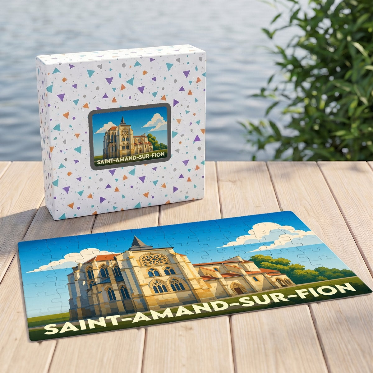 Puzzle souvenir de la commune de Saint-Amand-sur-Fion avec une illustration stylisée de son église et sa boîte assortie.