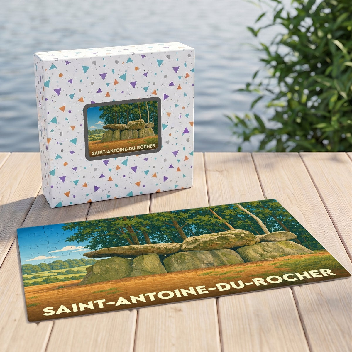 Puzzle souvenir de la ville de Saint-Antoine-du-Rocher illustrant un dolmen entouré de verdure.
