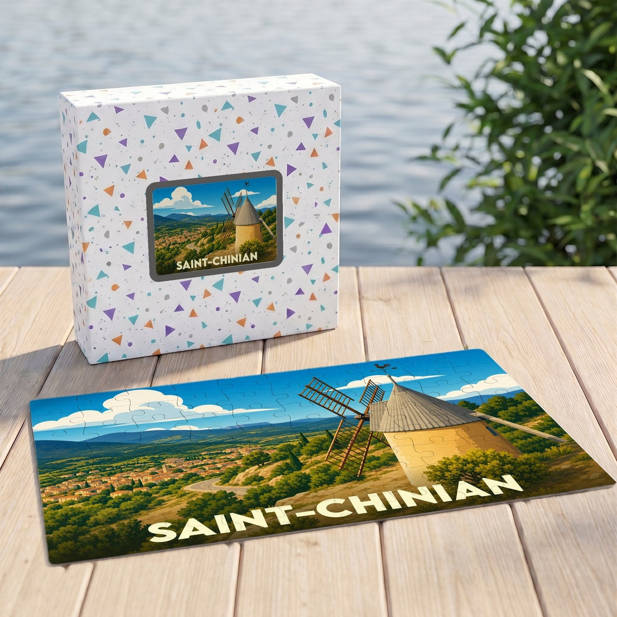 Puzzle souvenir de la ville de Saint-Chinian avec une illustration stylisée d'un moulin surplombant la vallée.