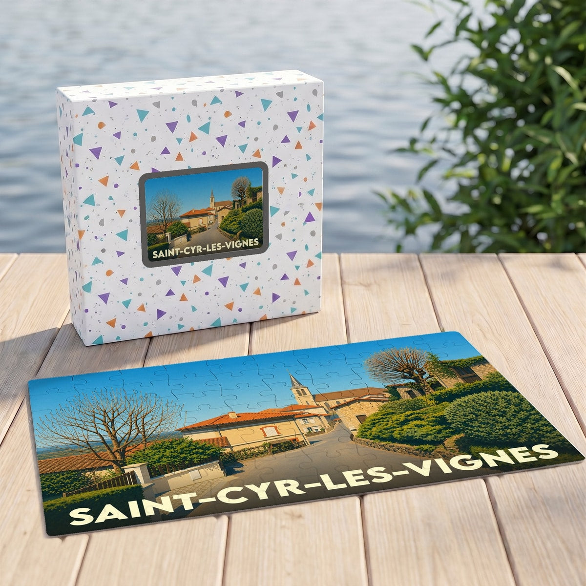 Puzzle souvenir de la ville de Saint-Cyr-les-Vignes avec son illustration assortie sur la boîte.