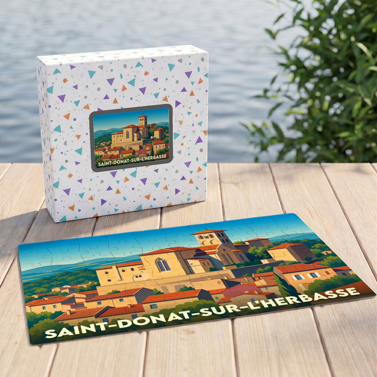 Puzzle souvenir de la ville de Saint-Donat-sur-l'Herbasse avec une illustration colorée et stylisée de ses bâtiments historiques.