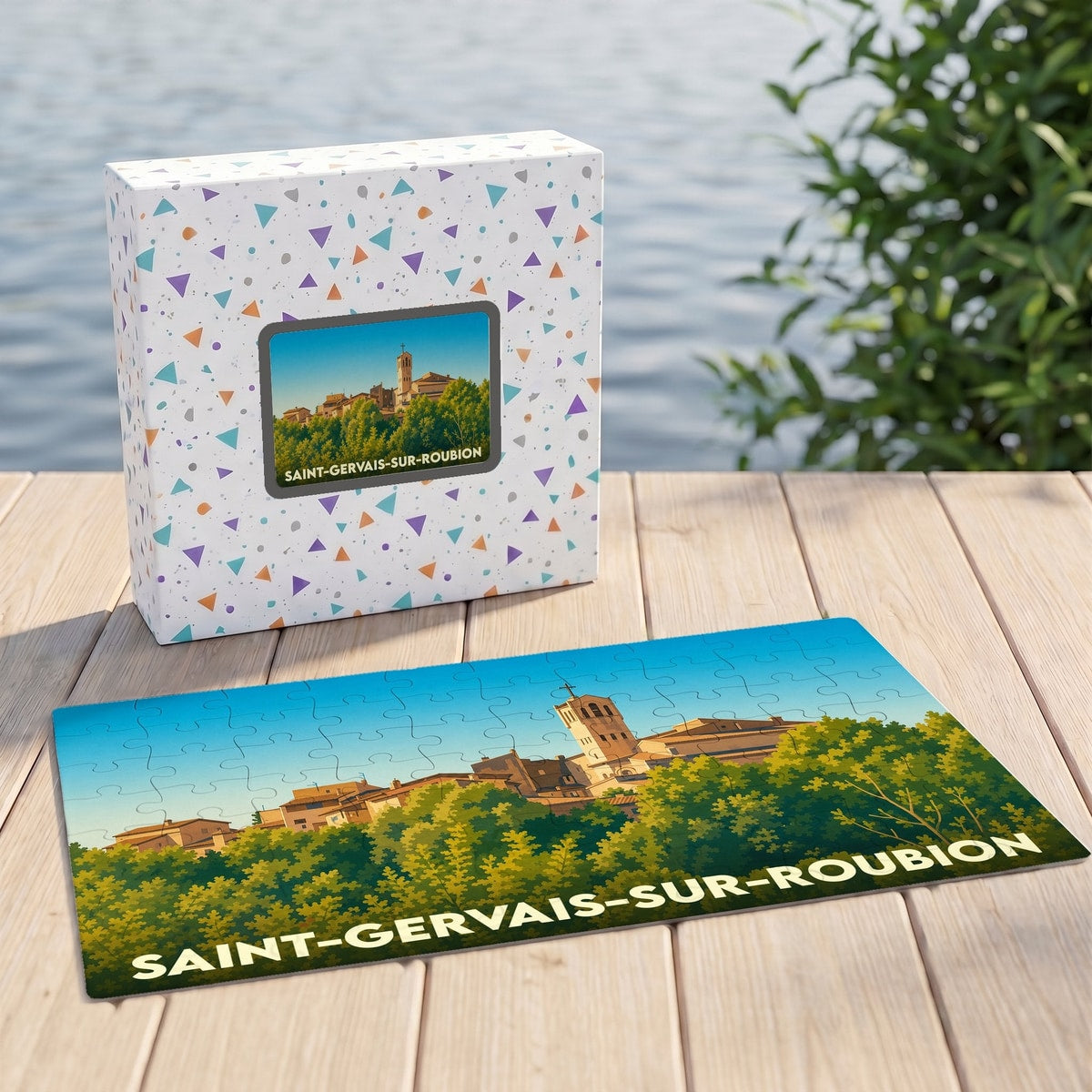 Puzzle souvenir de la ville de Saint-Gervais-sur-Roubion avec une illustration stylisée de son clocher et de sa végétation.