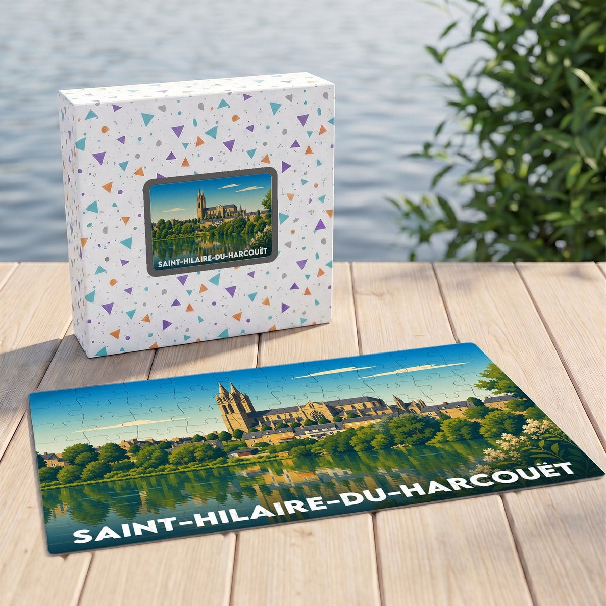 Puzzle souvenir de la ville de Saint-Hilaire-du-Harcouët illustrant son église et ses reflets sur l'eau.