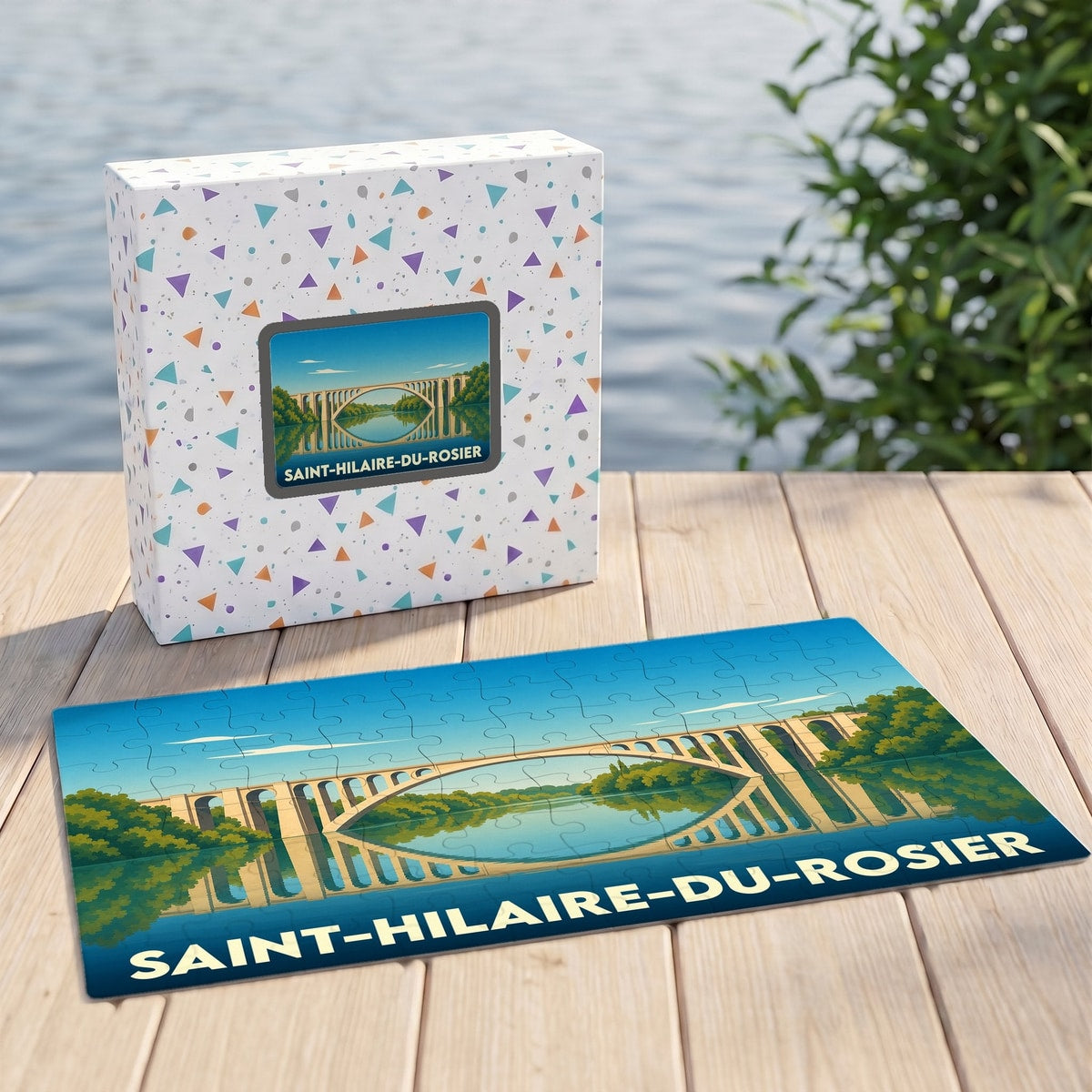 Puzzle souvenir de la ville de Saint-Hilaire-du-Rosier illustrant un pont se reflétant dans l'eau.