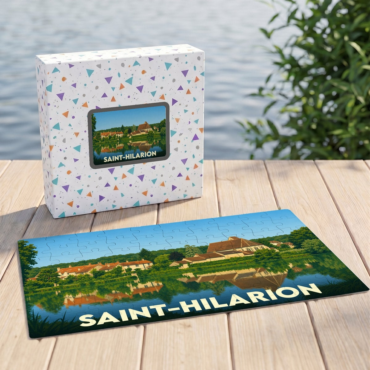 Puzzle souvenir de la ville de Saint-Hilarion avec une illustration stylisée d'un paysage au bord de l'eau.