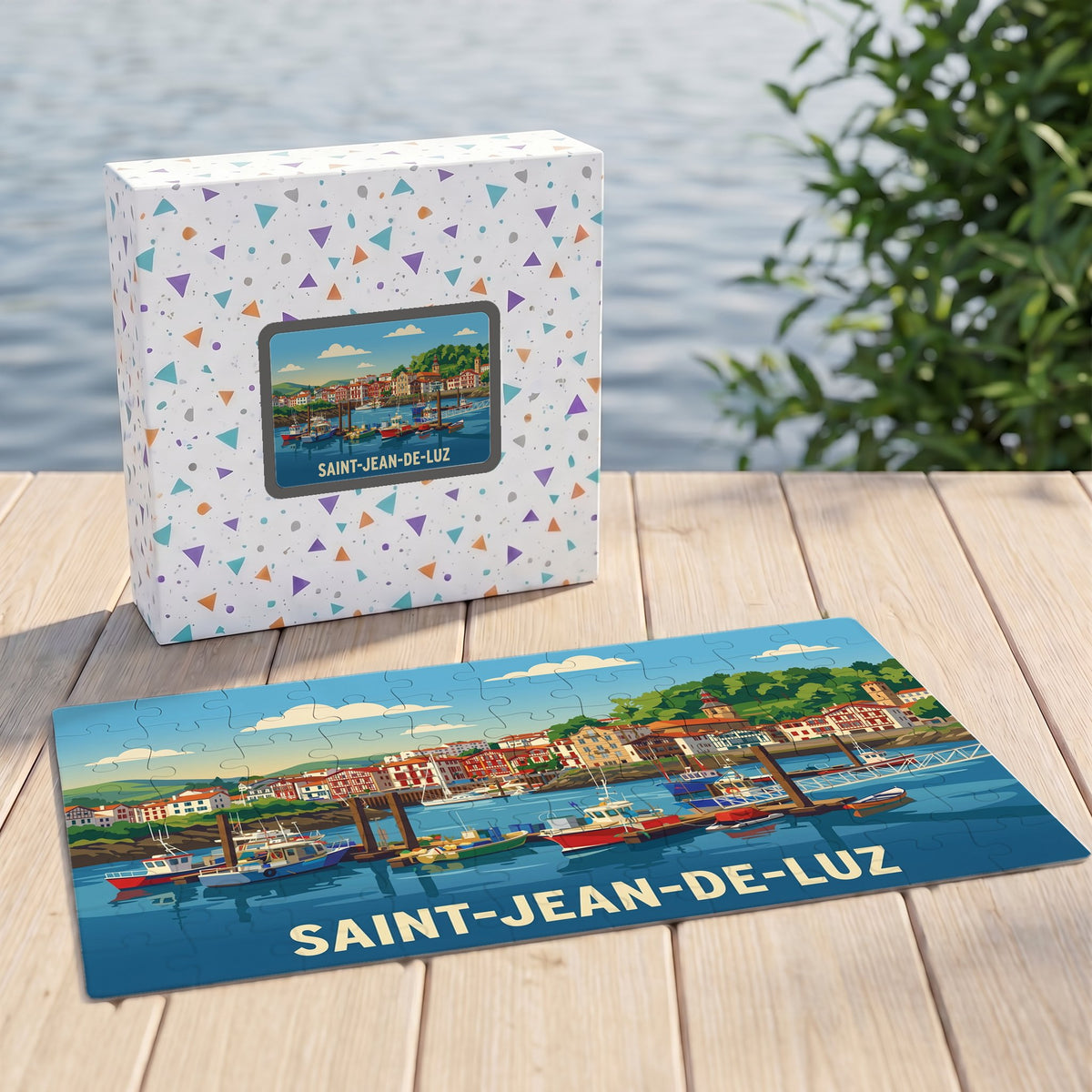 Puzzle souvenir de la ville de Saint-Jean-de-Luz représentant son port avec une illustration colorée et stylisée.