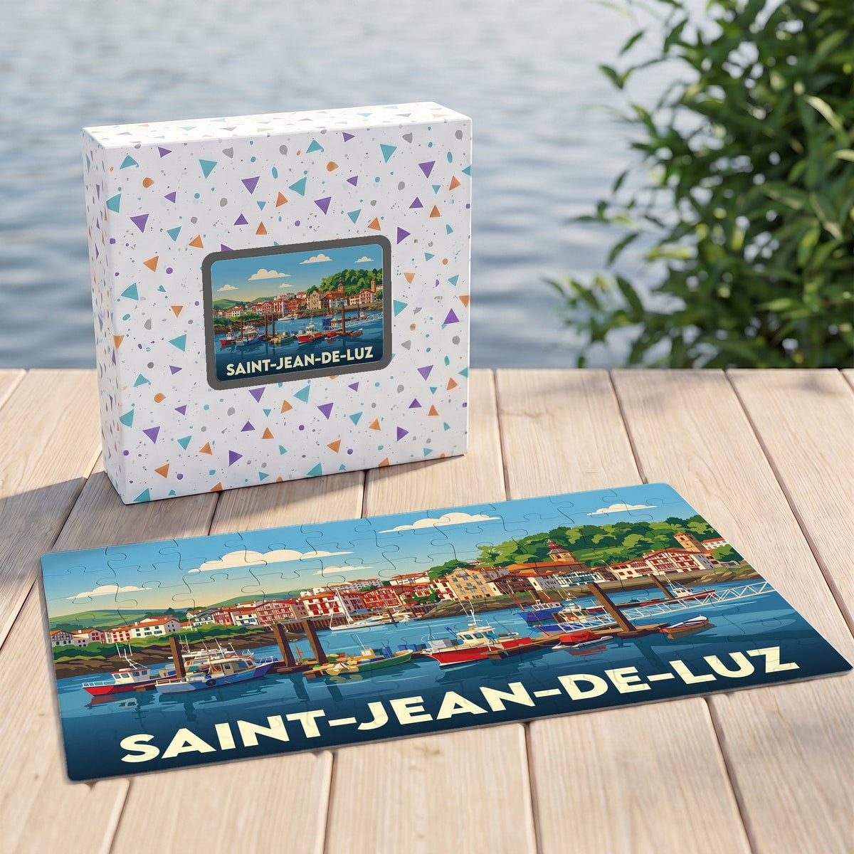 Puzzle souvenir de la ville de Saint-Jean-de-Luz représentant son port avec une illustration colorée et stylisée.