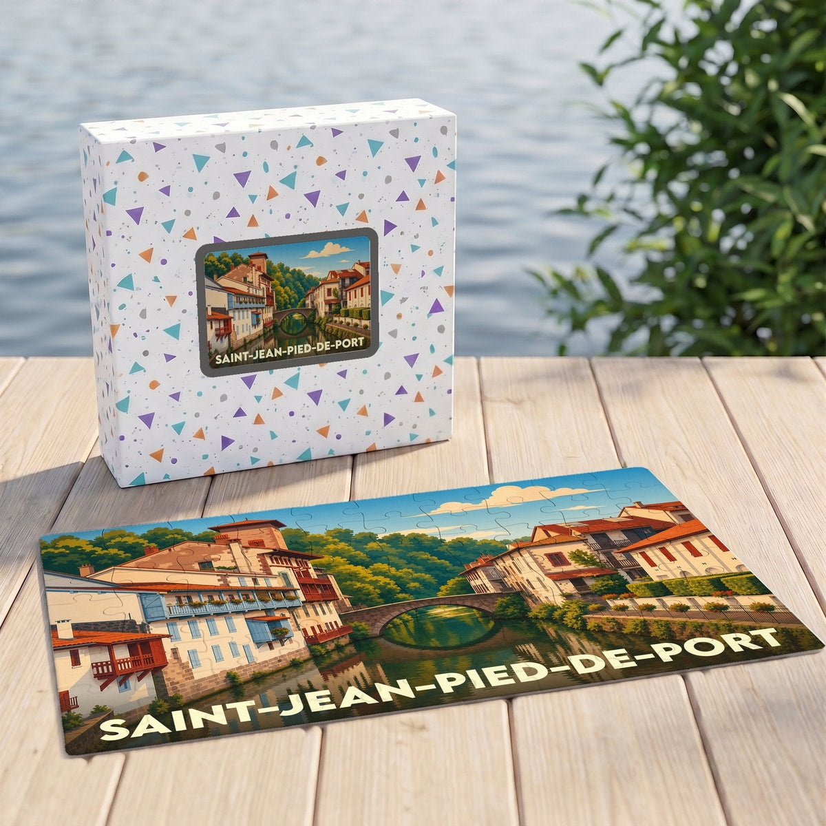 Puzzle souvenir de la ville de Saint-Jean-Pied-de-Port avec une illustration colorée représentant ses maisons typiques et son pont sur la rivière.