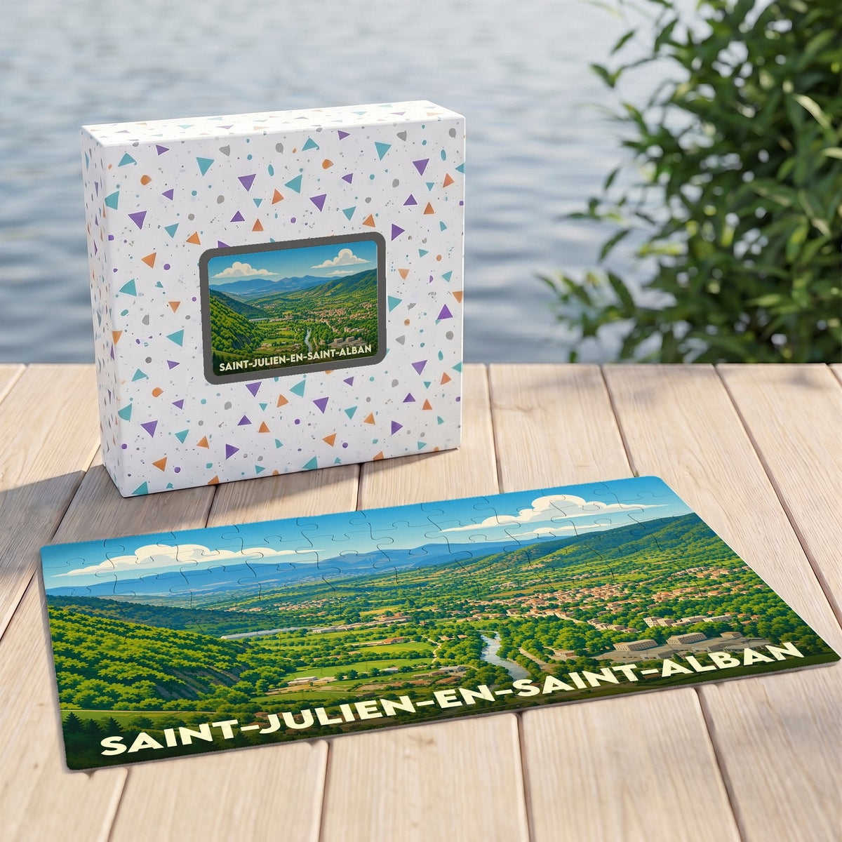 Puzzle souvenir de la ville de Saint-Julien-en-Saint-Alban avec une illustration stylisée d'un paysage de vallée verdoyante.