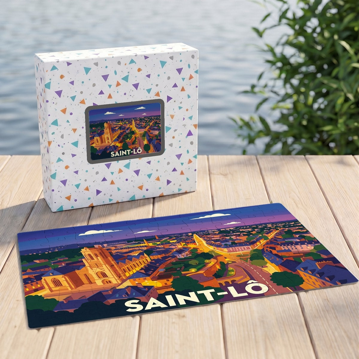 Puzzle souvenir de la ville de Saint-Lô avec une illustration stylisée et colorée de son paysage urbain.