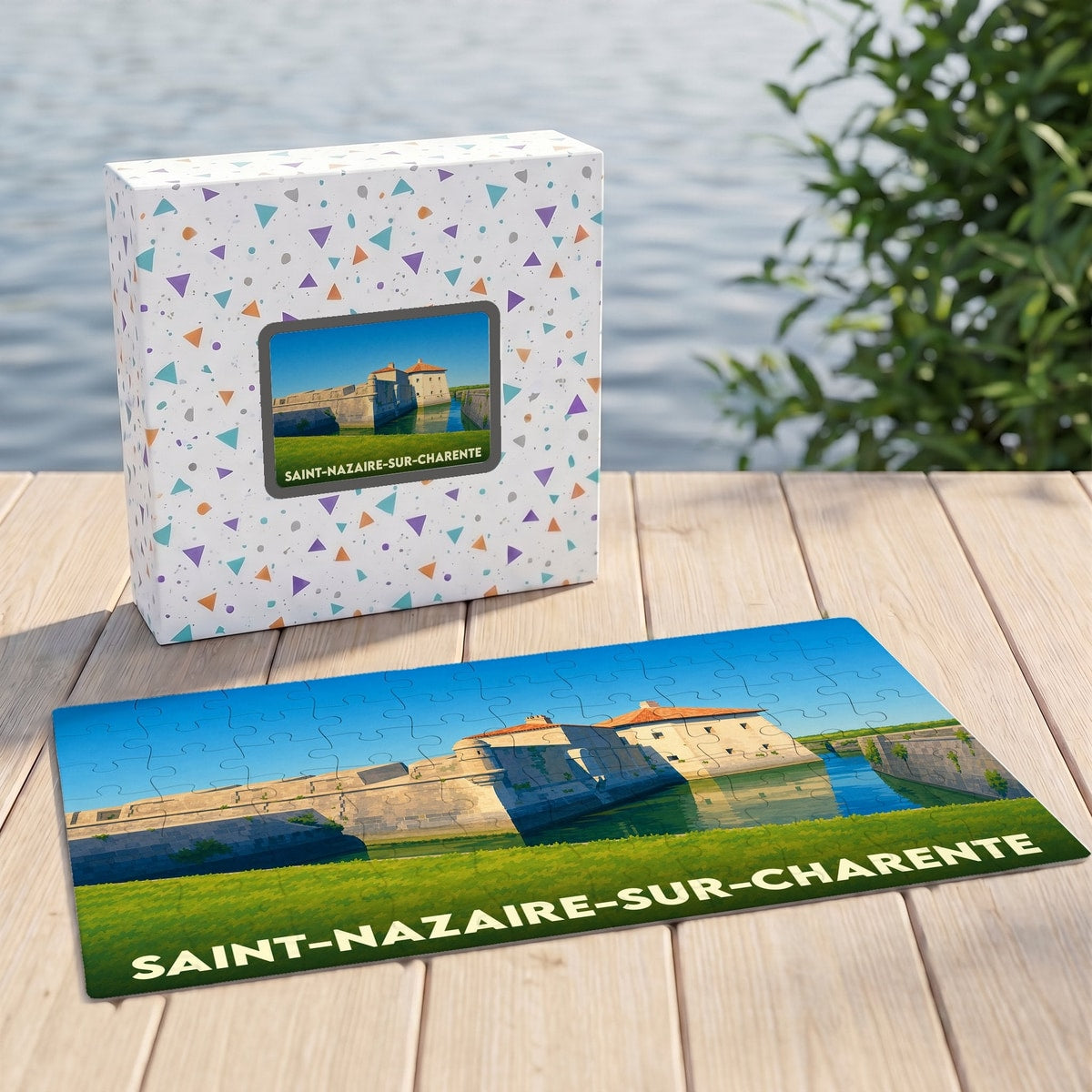 Puzzle souvenir de la ville de Saint-Nazaire-sur-Charente avec une illustration stylisée de son fort en bord d'eau.