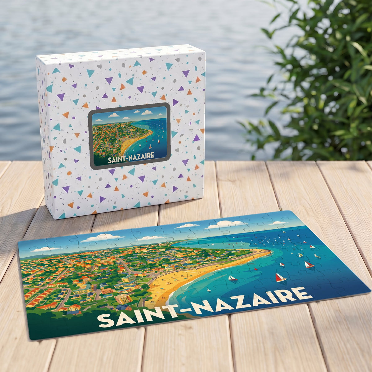 Puzzle souvenir de la ville de Saint-Nazaire accompagné de sa boîte illustrée d'un panorama côtier stylisé.