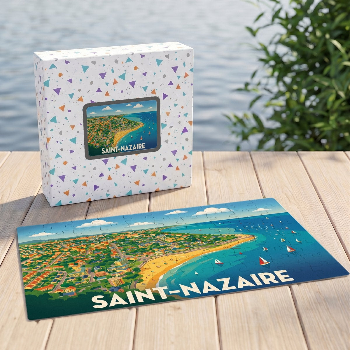 Puzzle souvenir de la ville de Saint-Nazaire accompagné de sa boîte illustrée d'un panorama côtier stylisé.
