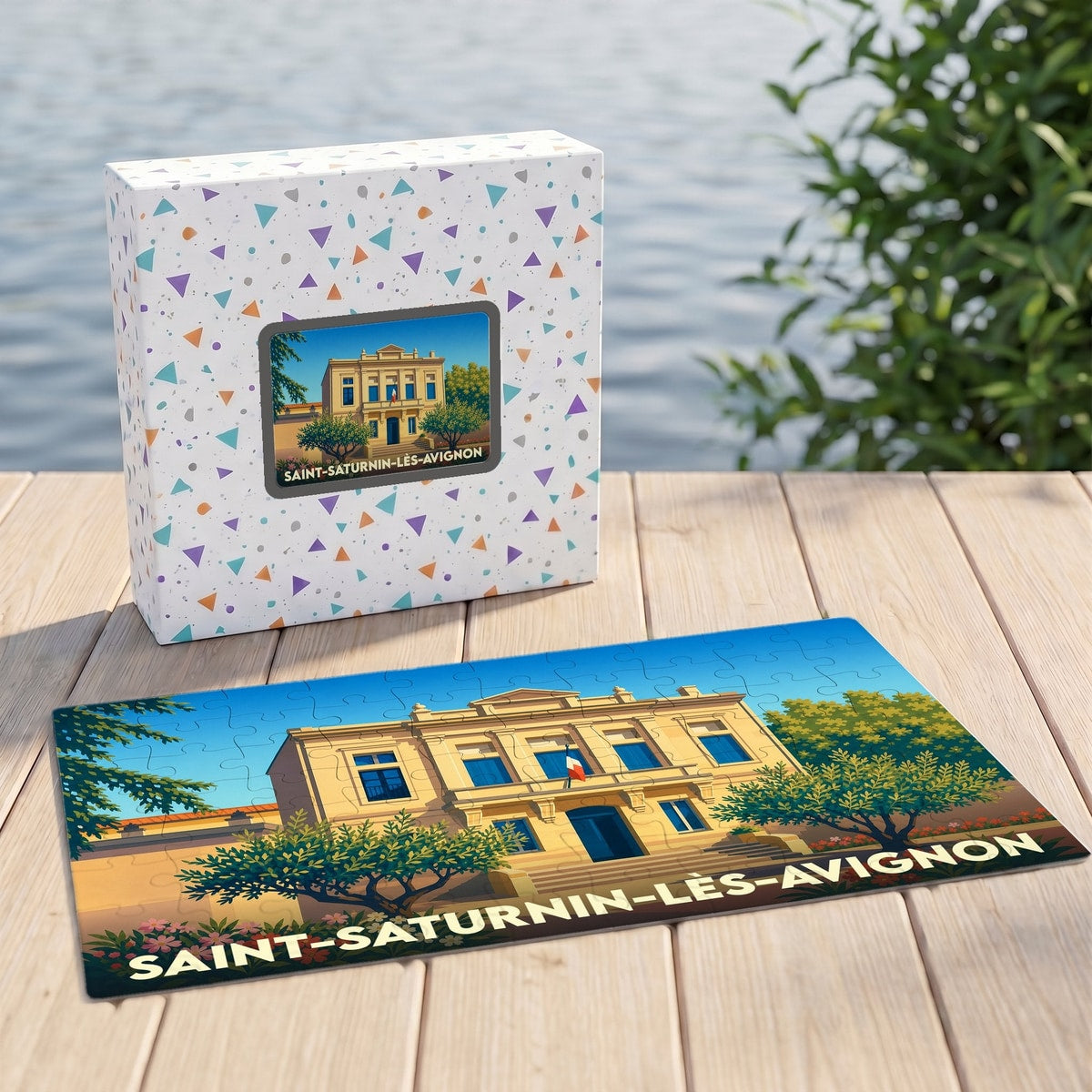 Puzzle souvenir de la ville de Saint-Saturnin-lès-Avignon avec une illustration stylisée de sa mairie.