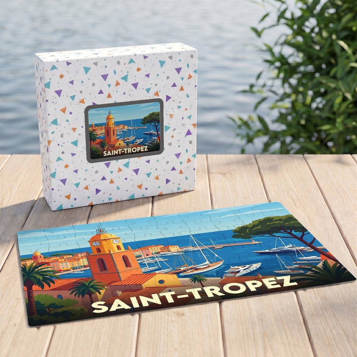 Puzzle souvenir de la ville de Saint-Tropez illustrant son port et son célèbre clocher dans un style rétro.