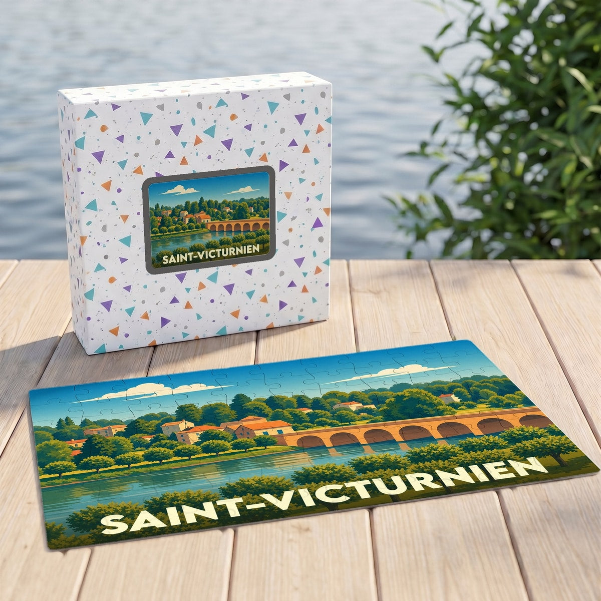 Puzzle souvenir de la ville de Saint-Victurnien avec une illustration colorée représentant son pont et ses maisons en bord de rivière.