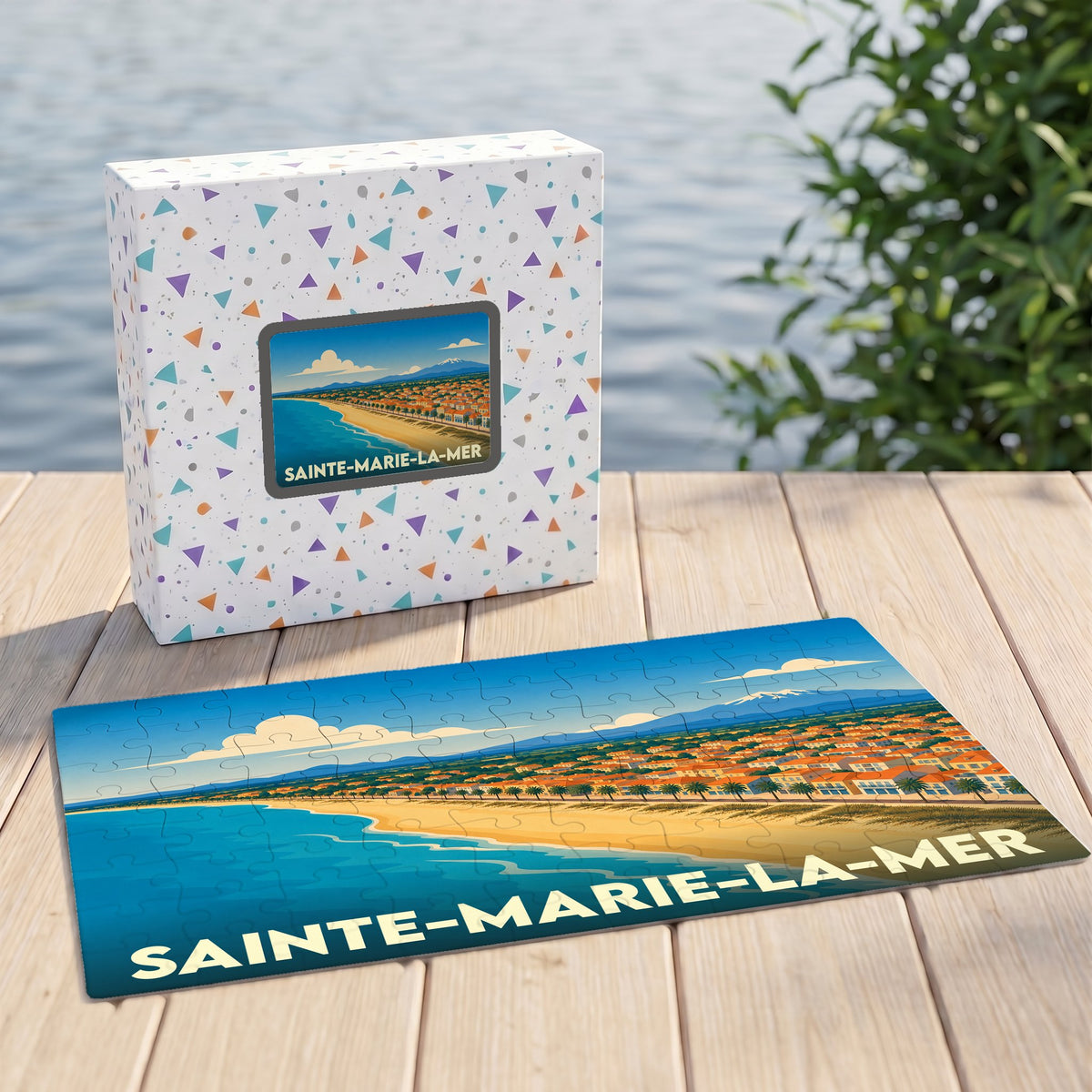 Puzzle souvenir de Sainte-Marie-la-Mer représentant une vue aérienne stylisée de la plage et de la ville.