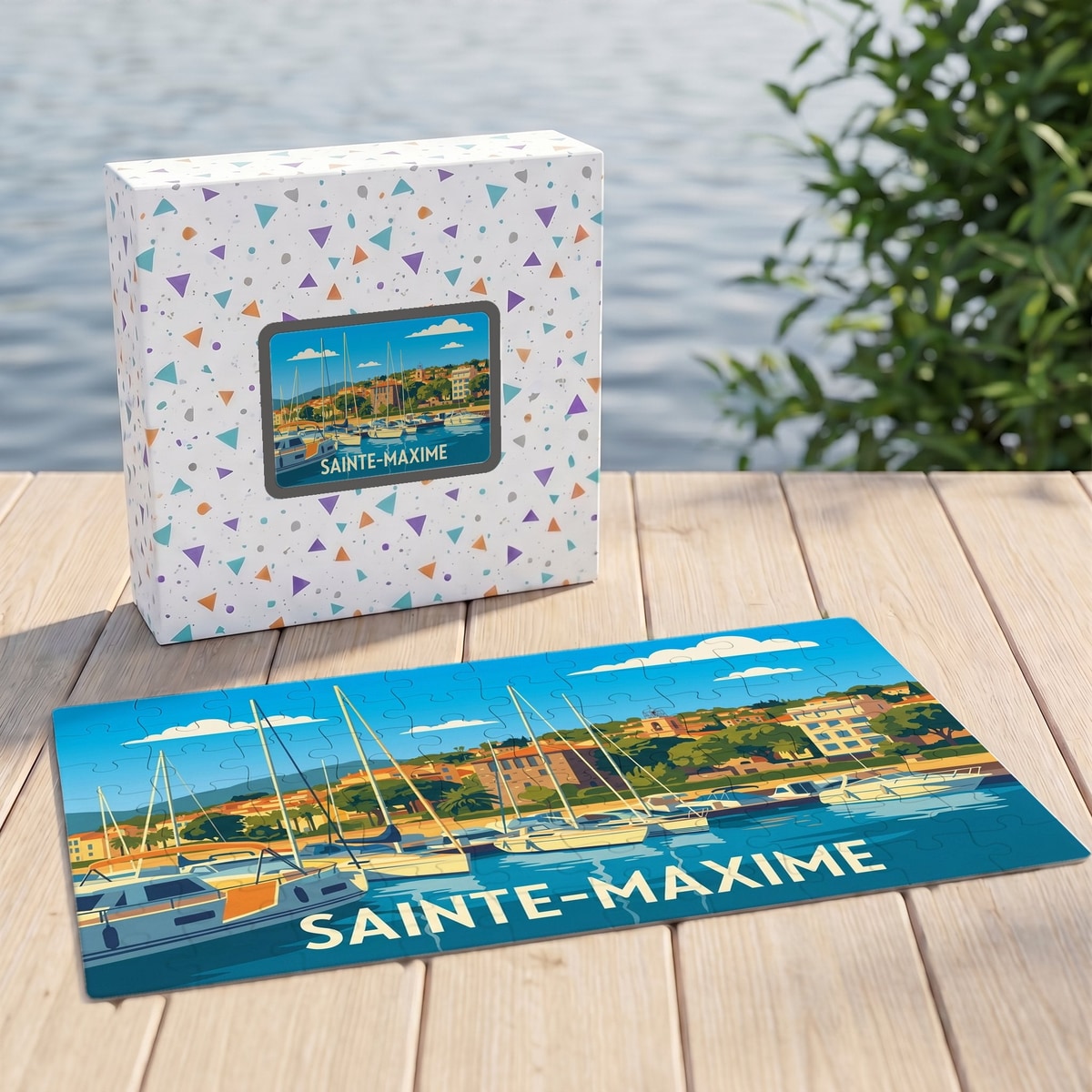 Puzzle souvenir de la ville de Sainte-Maxime illustrant son port de plaisance avec un style graphique épuré.
