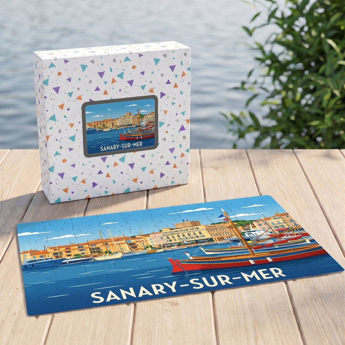 Puzzle souvenir de la ville de Sanary-sur-Mer avec une illustration stylisée de son port.